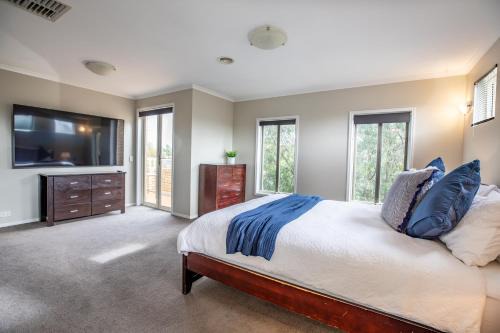 Ocean Grove House | Daintree Family Getaway Huge yard Aircon Heating Sleeps 12 Parks Beaches Table Tennis