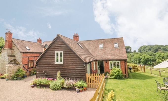 Upper Sapey Cottage | DAISY COTTAGE, pet friendly, with a garden in Hanley William