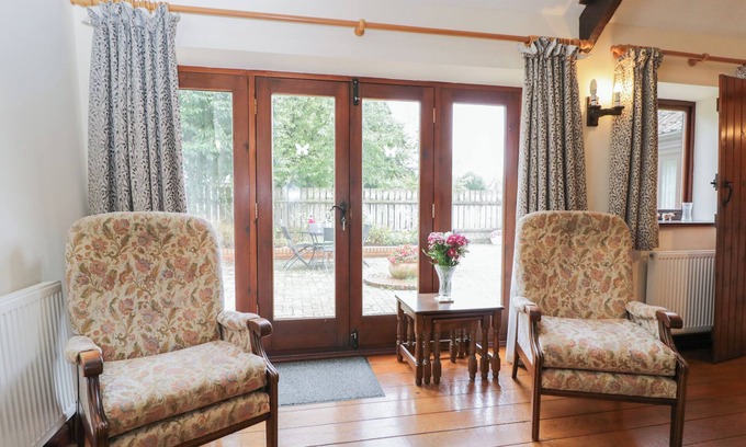 Chipping Sodbury Cottage | DAISY COTTAGE, pet friendly, with a garden in Chipping Sodbury