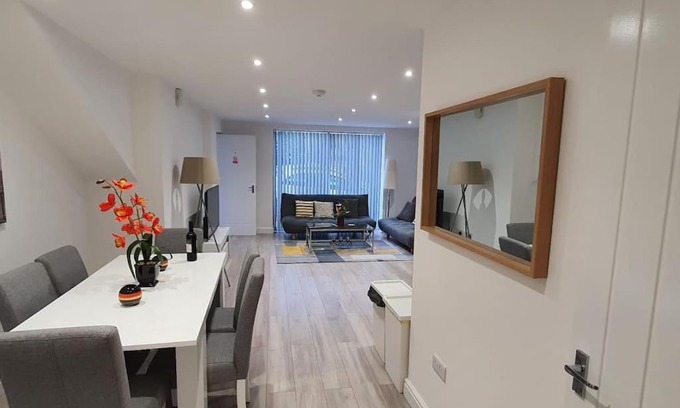 Kidlington Apartment | Daisy Lodge - Spacious Two Bed Flat - Parking, Netflix, WIFI - Close to Blenheim Palace & Oxford - F1
