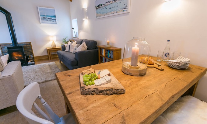 Llanfaethlu Apartment | Daisy Moo - sleeps 6 guests in 3 bedrooms