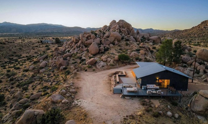 Yucca Valley House | Dakota Haus: Panoramic Boulder Views