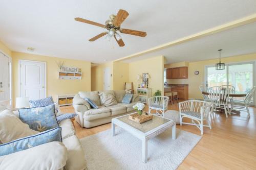 West Wing Estates House | Dale Cottage - Just a block away from beautiful Lake Michigan!