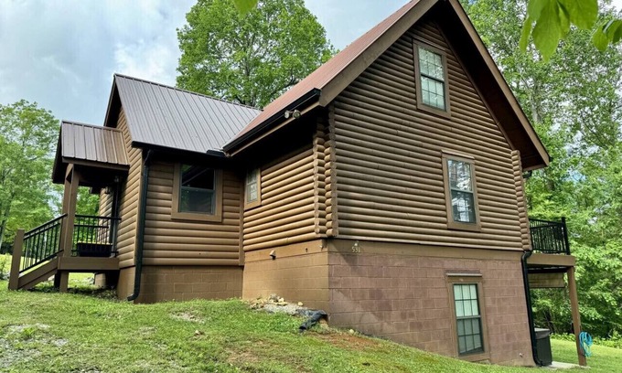 Byrdstown Cabin | Dale Hollow Cabin · 3 Levels · Hot Tub · Huge Fire Ring · Sleeps 10