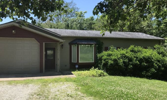 Byrdstown House | Dale Hollow Lake Adorable 2 bed 1.5 bath, hot tub,1 mi from Cove Creek boat ramp
