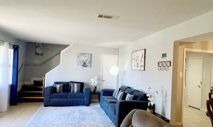 Oak Cliff House | Dallas Green house 3 bedroom 4 bdr house king bed!