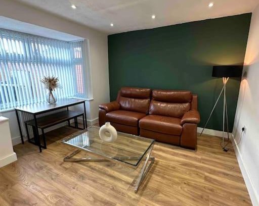 Botwell House | Dallas House - Easy links to LHR and London