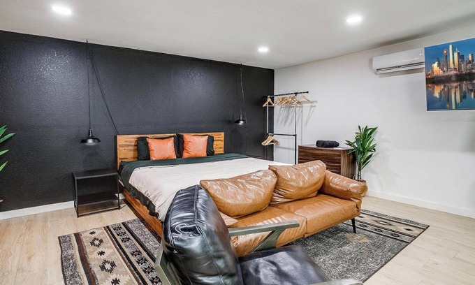 Oak Cliff House | Dallas Serene Escape | King Bed | Full Kitchen