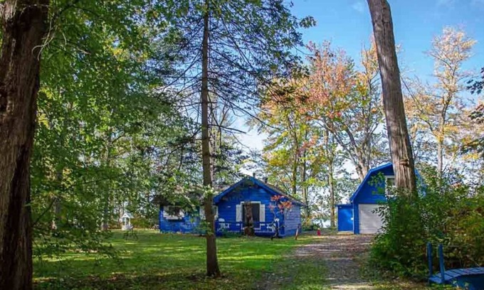 Carden Cottage | Dalrymple Blue- 3Br, Waterfront Cottage