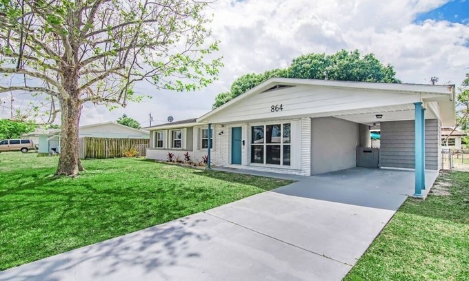 Interchange Square House | Damask · Cozy Retreat · 13 min to Beach