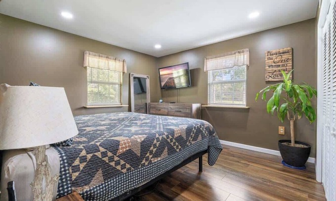 Dandridge House | Dandridge Farmhouse 3 Bedroom Smoky Mountains