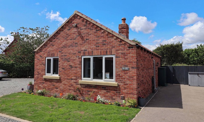 Barmston Cottage | DAN’S HOLIDAY COTTAGE, pet friendly, with open fire in Barmston