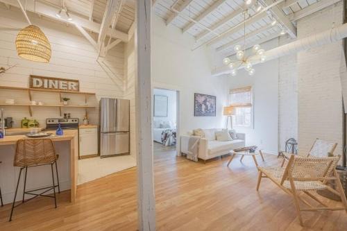 Athens Hotel | Darlin' Downtown Dawghouse
