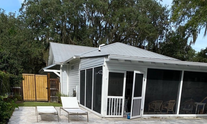 Saint Simons Heights Cottage | Darling Beach Cottage with Pool! - Great work/Play space!