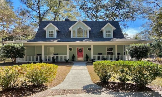 Bluffton Cottage | Darling Cottage on PRIVATE LAKE & acreage