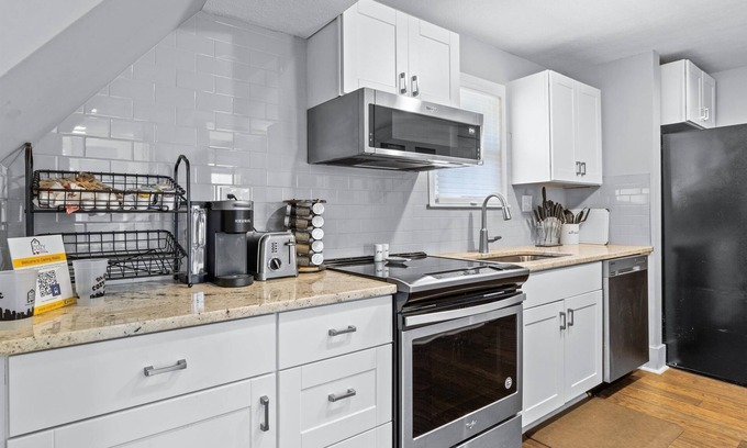 South Kansas City House | Darling Waldo Bungalow - Heart of Waldo only minutes to Plaza!