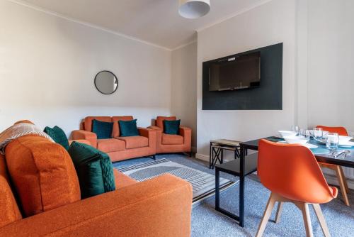 Darlington House | Darlington 4BD Home: Modern Comfort & Free Parking
