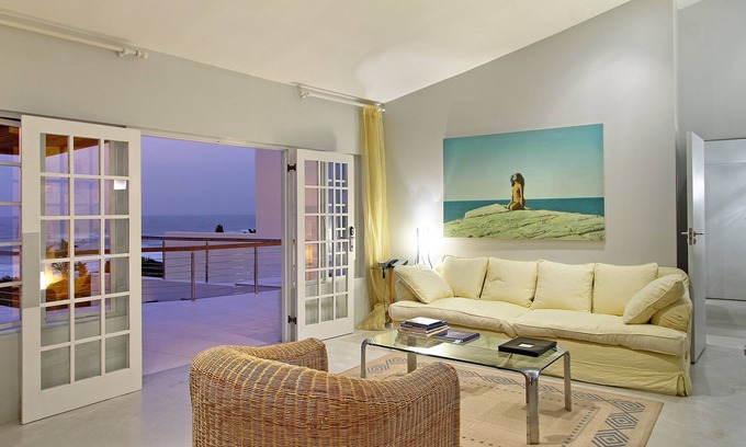 Trafalgar House | Days At Sea Beach Lodge