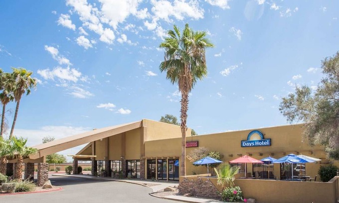 Peoria Hotel | Days Hotel by Wyndham Peoria Glendale Area