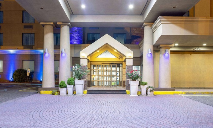North Bergen Hotel | Days Hotel by Wyndham North Bergen/NYC Area