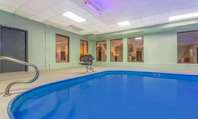 Hammond Hotel | Days Inn and Suites by Wyndham Hammond, IN