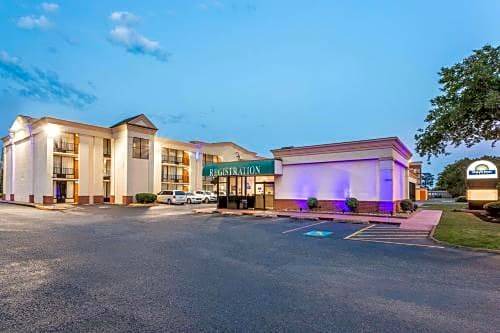 Coliseum Central Hotel | Days Inn by Wyndham Hampton Near Coliseum Convention Center