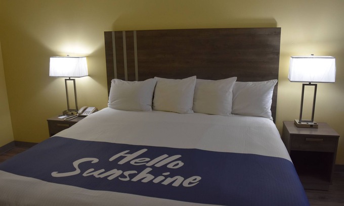 Peletier Hotel | Days Inn by Wyndham Cape Carteret near Emerald Isle