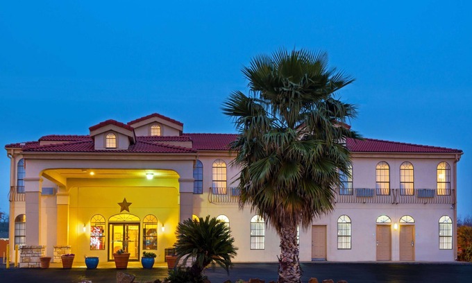 West San Antonio Hotel | Days Inn by Wyndham Near Seaworld San Antonio