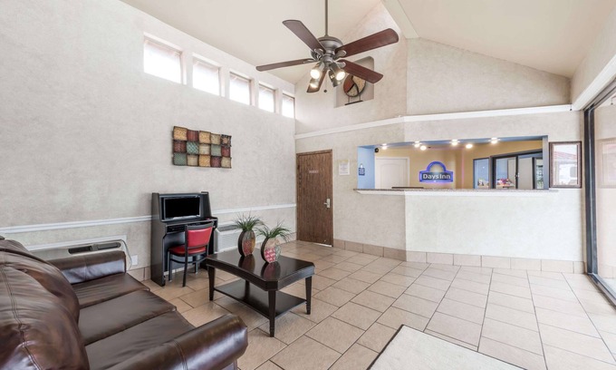 San Antonio Hotel | Days Inn by Wyndham San Antonio Splashtown/ATT Center