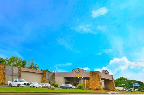 South Tulsa Hotel | Days Inn by Wyndham Southern Hills/ORU