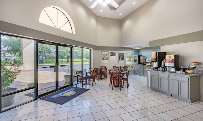Arcadia Hotel | Days Inn by Wyndham Spartanburg Waccamaw