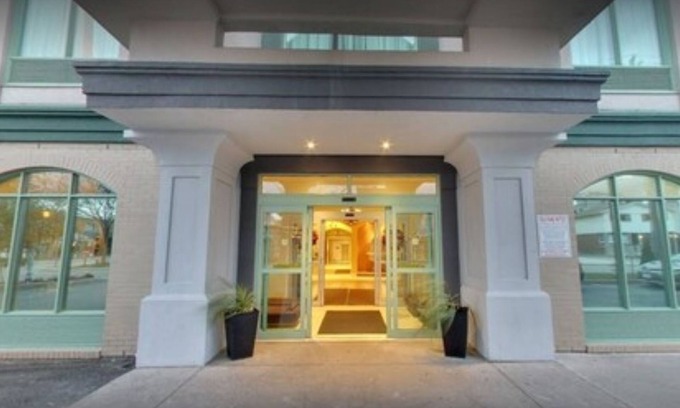 Niagara Falls Hotel | Days Inn & Suites by Wyndham Niagara Falls Centre St. By the Falls