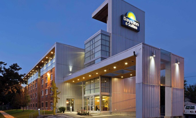 Milwaukee Hotel | Days Inn & Suites by Wyndham Milwaukee