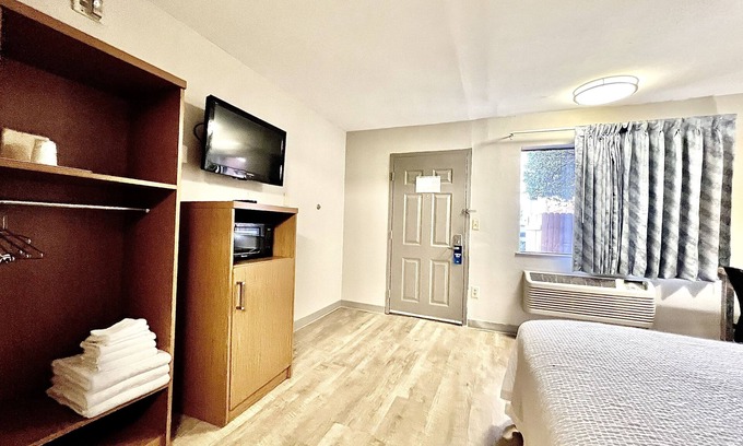 Arlington Hotel | Days Inn & Suites by Wyndham Arlington Near Six Flags