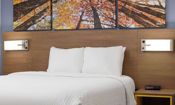 Green Bay Hotel | Days Inn & Suites by Wyndham Green Bay WI.