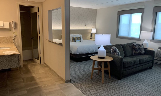 Duluth Hotel | Days Inn & Suites by Wyndham Duluth by the Mall