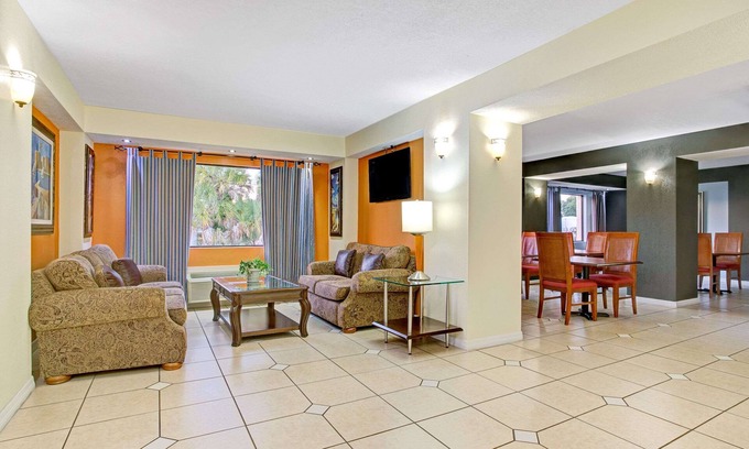 Tampa Hotel | Days Inn & Suites by Wyndham Tampa near Ybor City