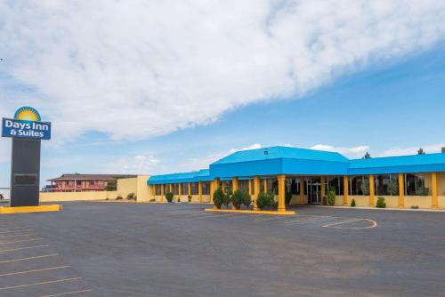 Clovis Hotel | Days Inn & Suites by Wyndham Clovis
