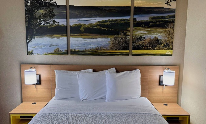 Kaukauna Hotel | Days Inn & Suites by Wyndham Kaukauna WI
