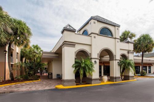 Orlando Hotel | Days Inn & Suites by Wyndham Orlando Airport