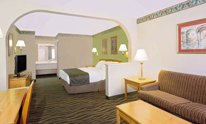 Starkville Hotel | Days Inn & Suites by Wyndham Starkville