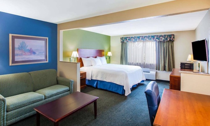 South Side Hotel | Days Inn & Suites by Wyndham Corpus Christi Central