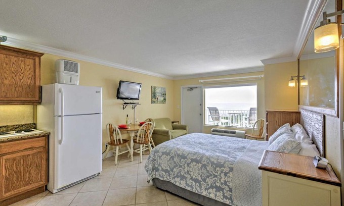 Lenox Park Apartment | Daytona Beach Studio with Oceanfront Balcony and Pool!
