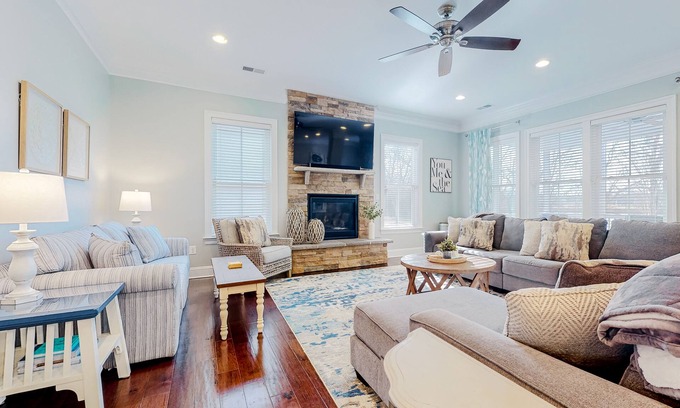 Sun Ridge House | Dazzling Bayside Resort home with pools, gym, & athletic court - close to beach