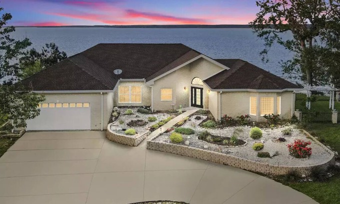 Milam House | Dazzling Lake Front Views