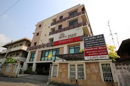 Bang Kapi Apartment | De Junction House