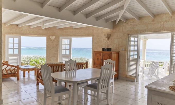 Silver Sands House | De Luxe 1 bedroom villa on the beach