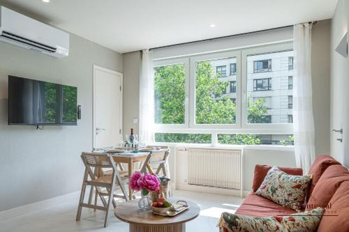 Notre-Dame-des-Champs Apartment | De Montescal - SPA Tub and AC Cosy apartment a prime location 40m2
