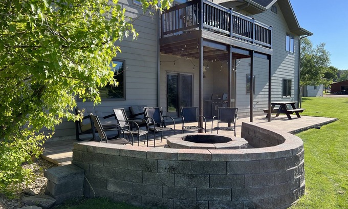 Sturgis House | Deadwood & Sturgis 5 bedroom next to golf course