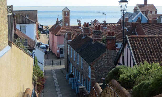 Aldeburgh Cottage | Deceptively spacious cottage close to beach in heart of Aldeburgh